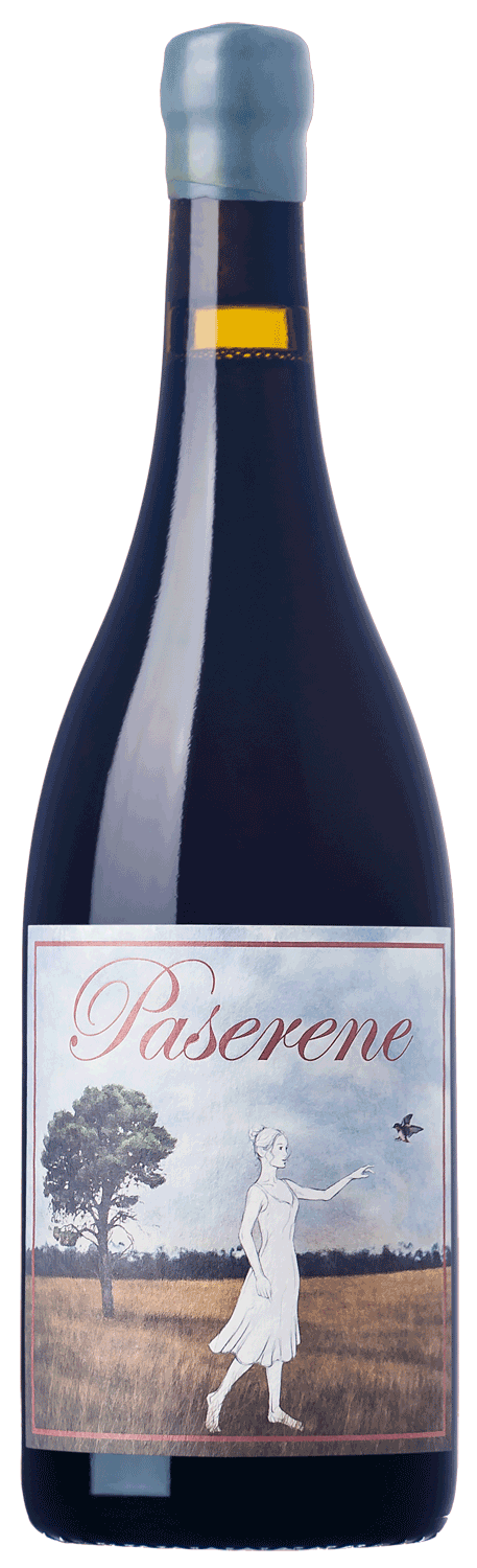 Eine Weinflasche mit einem blauen Wachssiegel und einem Etikett, das eine Frau in einem Kleid zeigt, die in einem Feld steht und auf einen Vogel zeigt, mit einem Baum im Hintergrund und der Aufschrift Pasarene.
