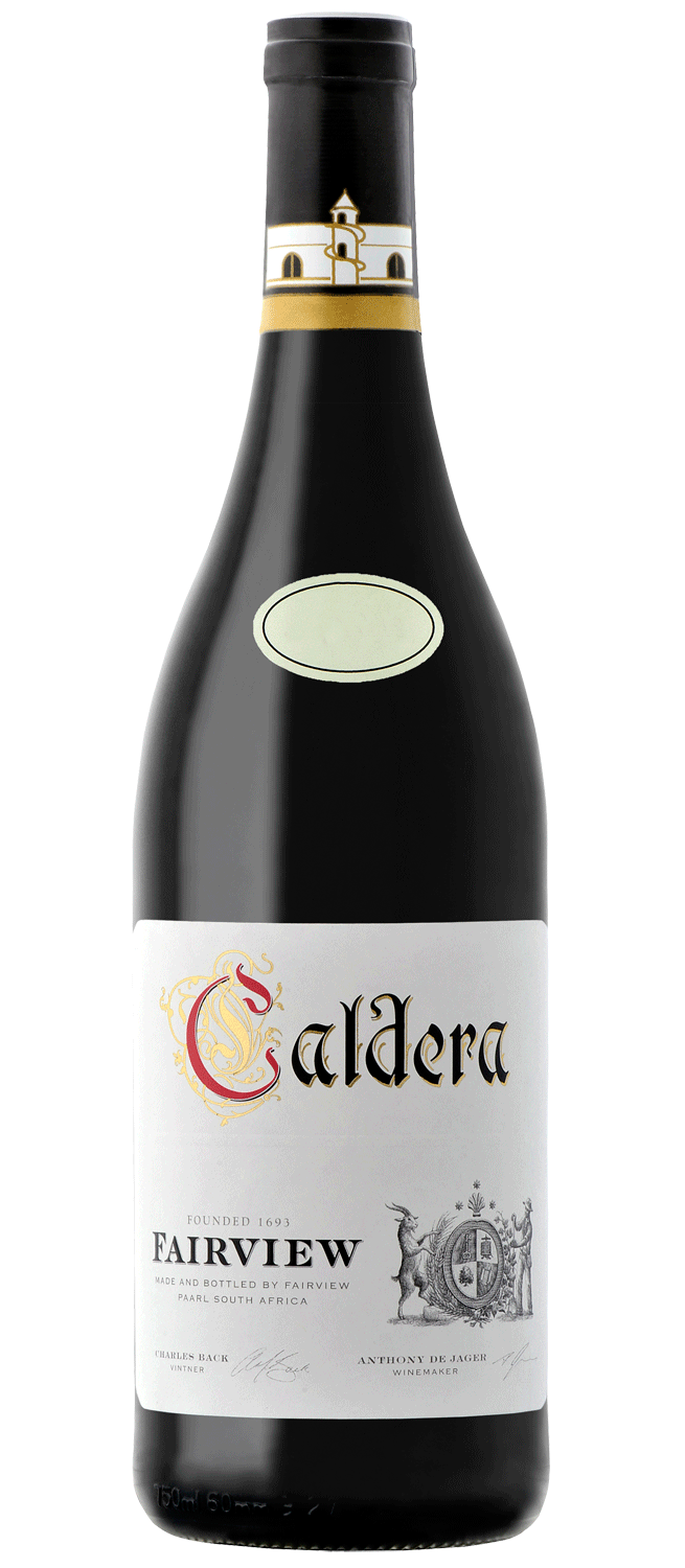 Eine Flasche Caldera Fairview Rotwein mit schwarzem Folienverschluss, goldenem und weißem Etikett und dekorativem Text, mit einer kleinen Illustration eines Gebäudes und einem Wappen am unteren Rand des Etiketts.