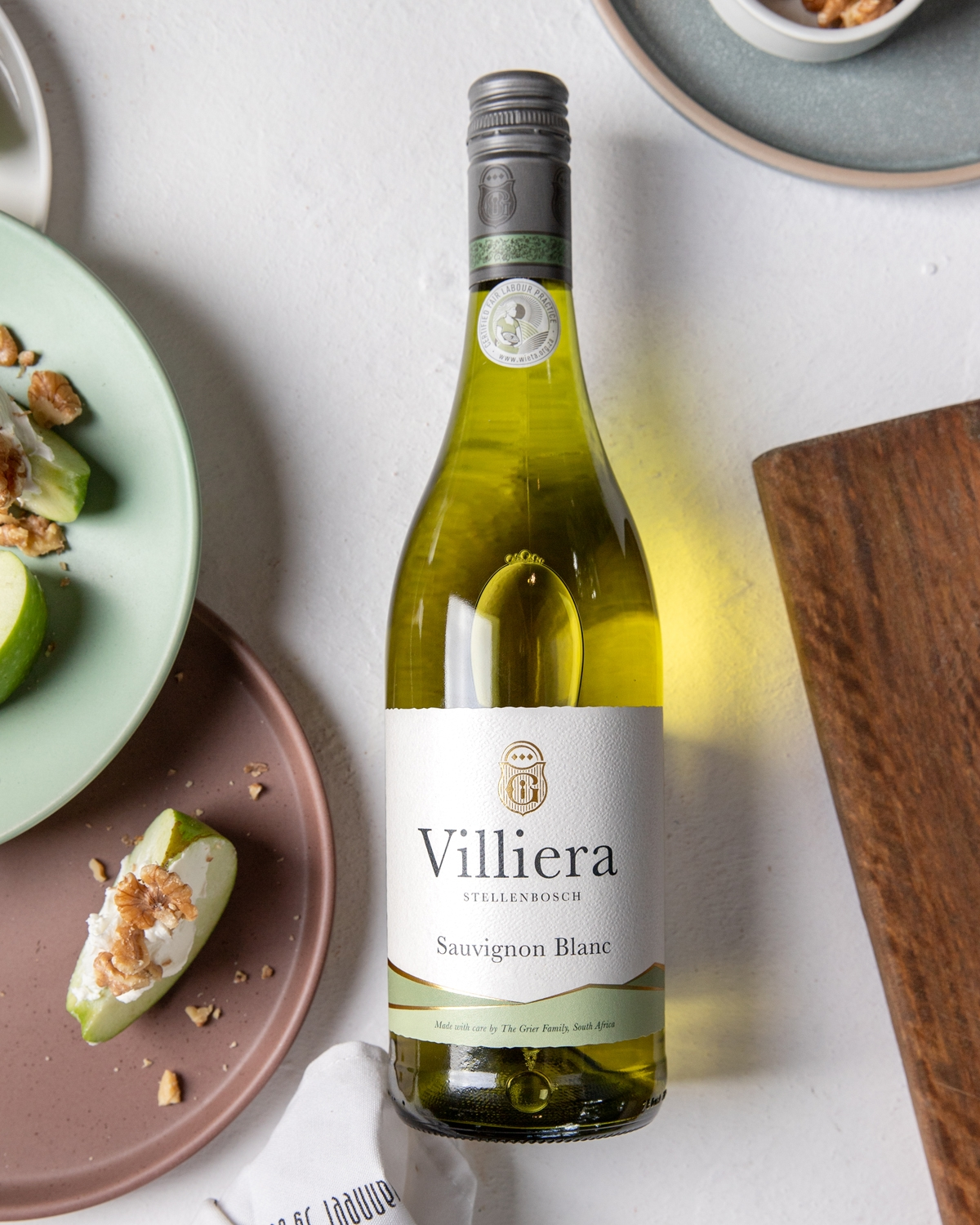 Eine Flasche Villiera Stellenbosch Sauvignon Blanc mit hellgrünem Farbton, silbernem Schraubverschluss und cremefarbenem Etikett mit dem Markennamen und Produktangaben.