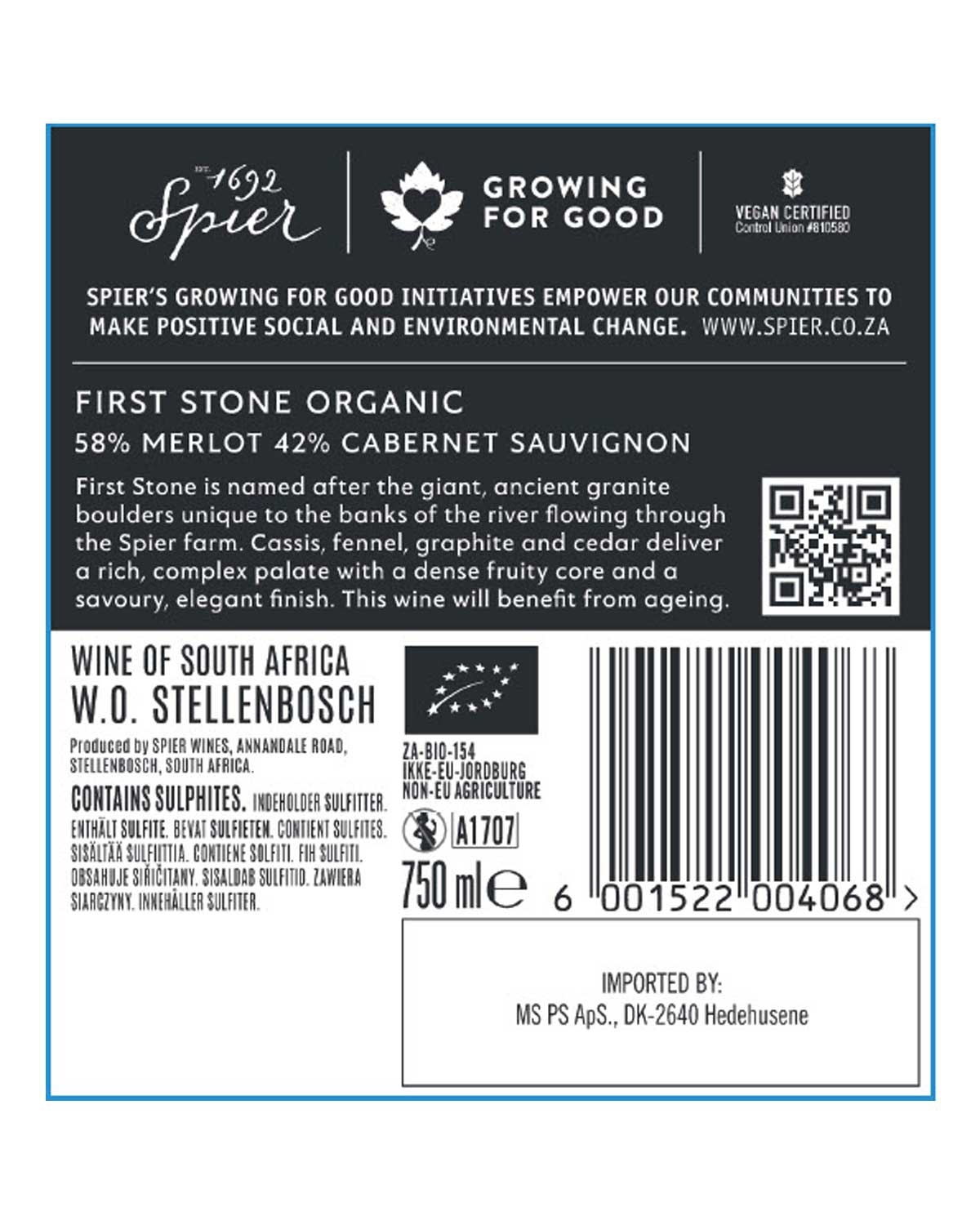 Weinflaschenetikett für First Stone Organic von Spier. Enthält Zertifizierungen, Traubenmischung (58% Merlot, 42% Cabernet Sauvignon), Verkostungsnotizen, Barcode, QR-Code und Herkunft: WO Stellenbosch, Südafrika. Blaues und weißes Design.
