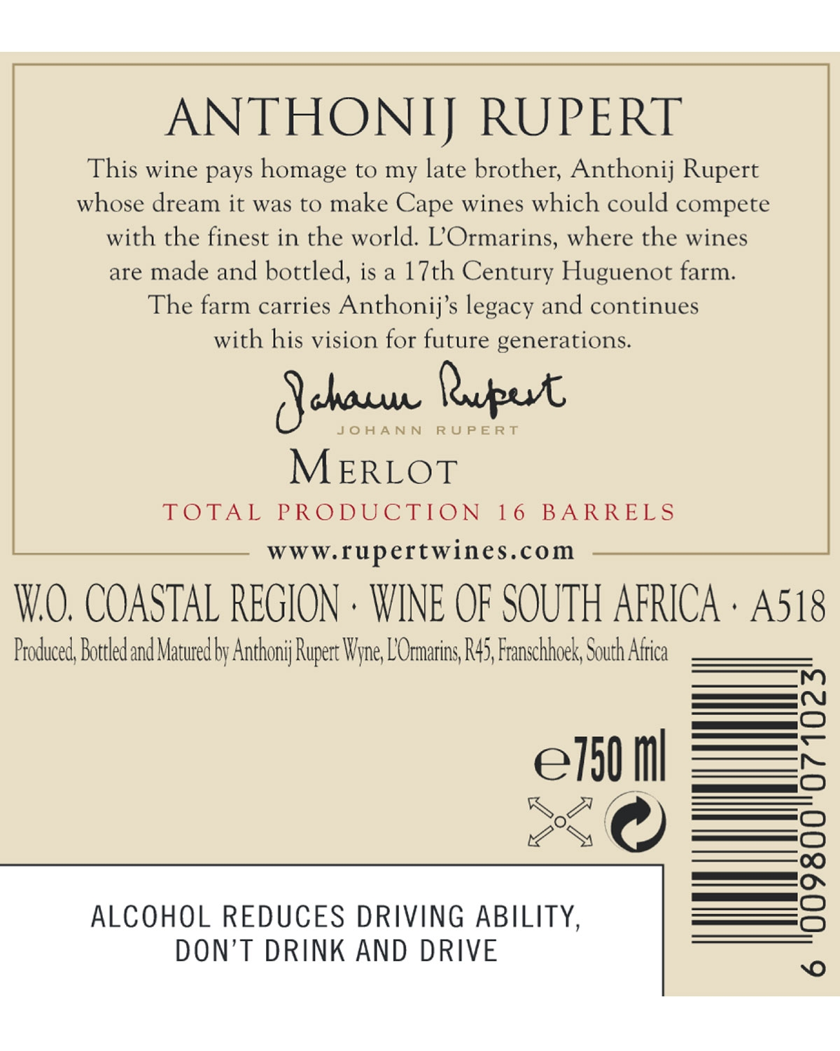 Weinetikett für Anthonij Rupert Merlot mit einem Text, der das Erbe des Weins beschreibt, Angaben zur Herstellung, Website, Strichcode, Volumen (750 ml) und einer Alkoholwarnung. Das Etikett ist mit einer Unterschrift und goldenen Akzenten versehen.