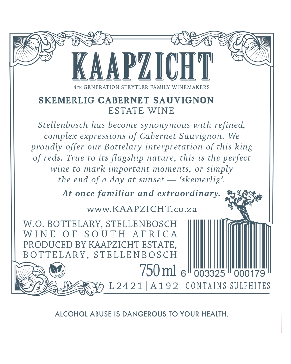 Eine Flasche Kaapzicht-Wein mit einem blau-goldenen Verschluss und einem detaillierten Etikett mit der Aufschrift "Kaapzicht Skemerlig Cabernet Sauvignon" und der Prägung "Stellenbosch" auf dem Glas.
