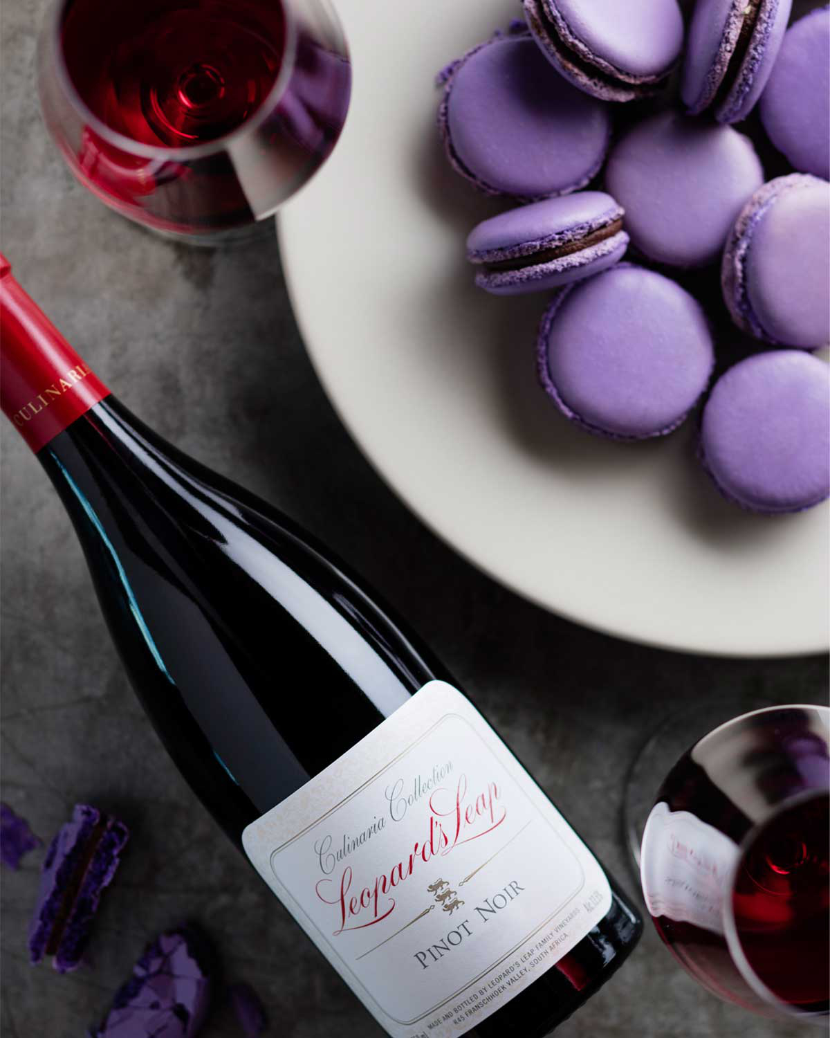 Eine Flasche Leopards Leap Culinaria Collection Pinot Noir mit rotem Verschluss und einem cremefarbenen Etikett mit goldener und roter Schrift.