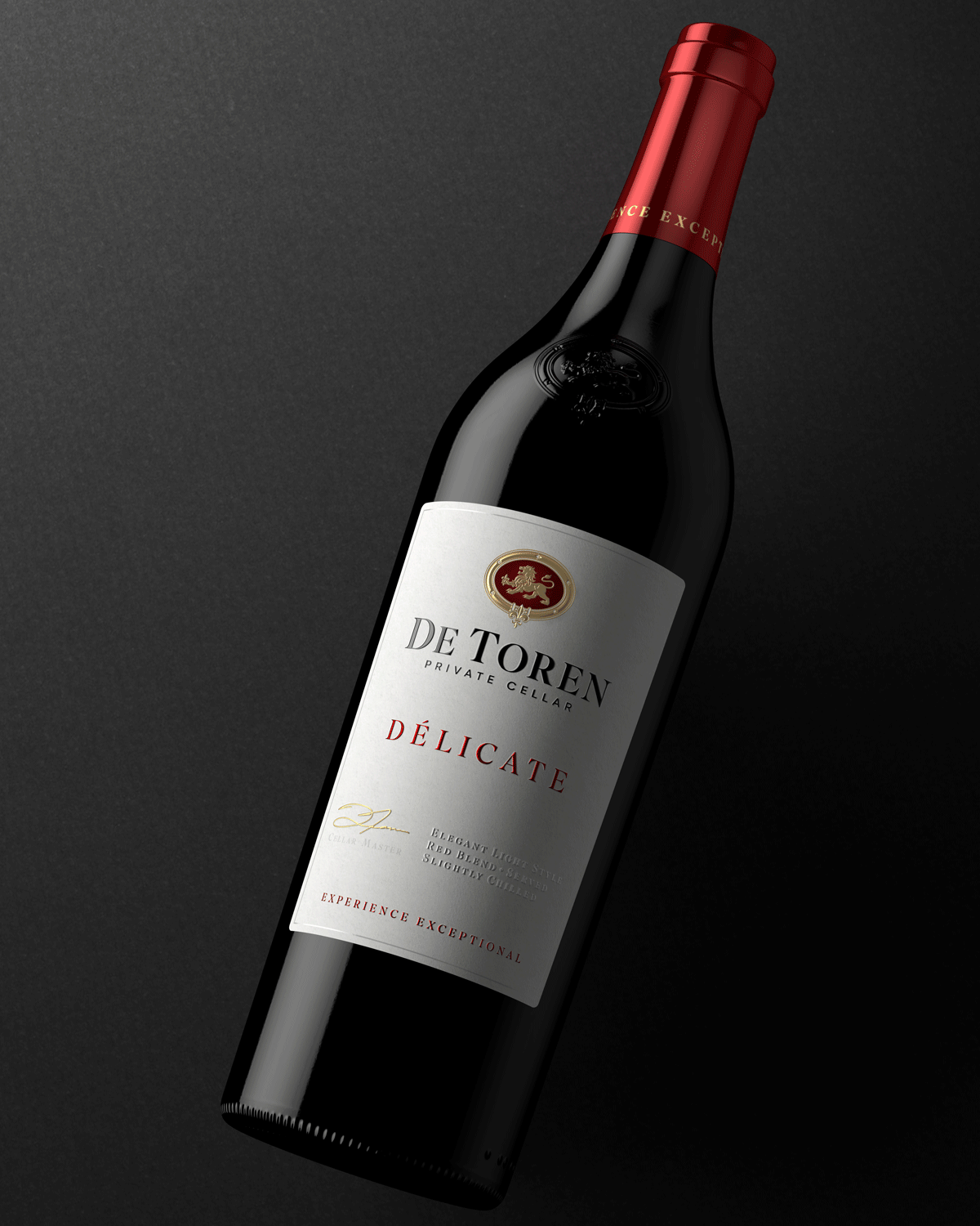Eine Flasche De Toren Private Cellar Wein mit der Aufschrift "Délicate", mit einem rot-goldenen Deckel und einem grauen Etikett mit goldener, roter und schwarzer Schrift "Experience Exceptional".