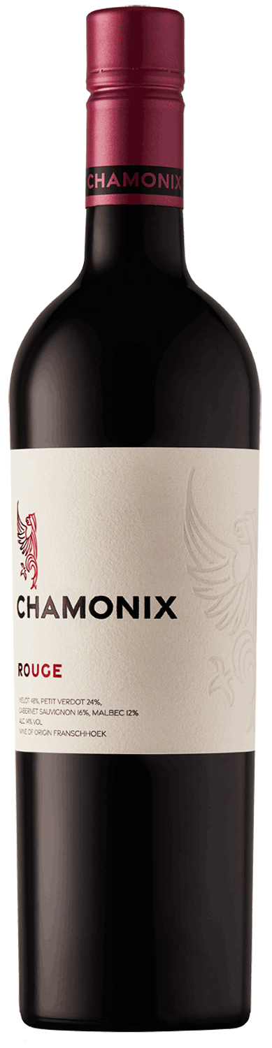 Eine Flasche Chamonix Rouge mit kastanienbraunem Verschluss, cremefarbenem Etikett und schwacher Adlergrafik. Auf dem Etikett sind Rebsorten und Herkunft angegeben: Petit Verdot, Cabernet Sauvignon, Malbec und Franschhoek.