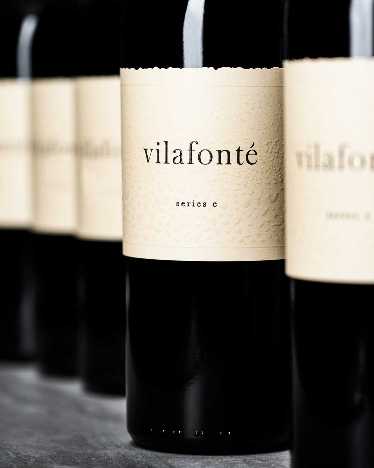 Eine Flasche Rotwein mit einem cremefarbenen Etikett mit der Aufschrift vilafonté series c. Die Flasche hat ein dunkles Glas und einen passenden dunklen Verschluss. Das Etikett weist eine einfache, elegante Typografie auf.