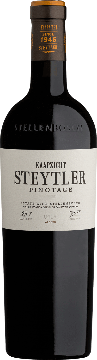 Eine Flasche Kaapzicht Steytler Pinotage Rotwein mit einem schwarz-goldenen Verschluss und einem weißen Etikett mit schwarzem Text; die Flasche steht aufrecht vor einem schlichten Hintergrund.