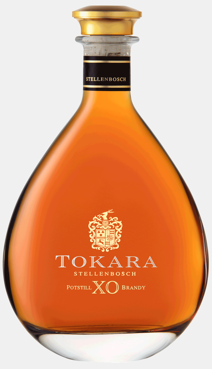 Eine Tokara Stellenbosch XO Potstill Brandy-Flasche in einer schwarz-goldenen Display-Box, die sowohl offen mit sichtbarer Flasche als auch geschlossen mit dem Logo und Branding auf der Vorderseite gezeigt wird.