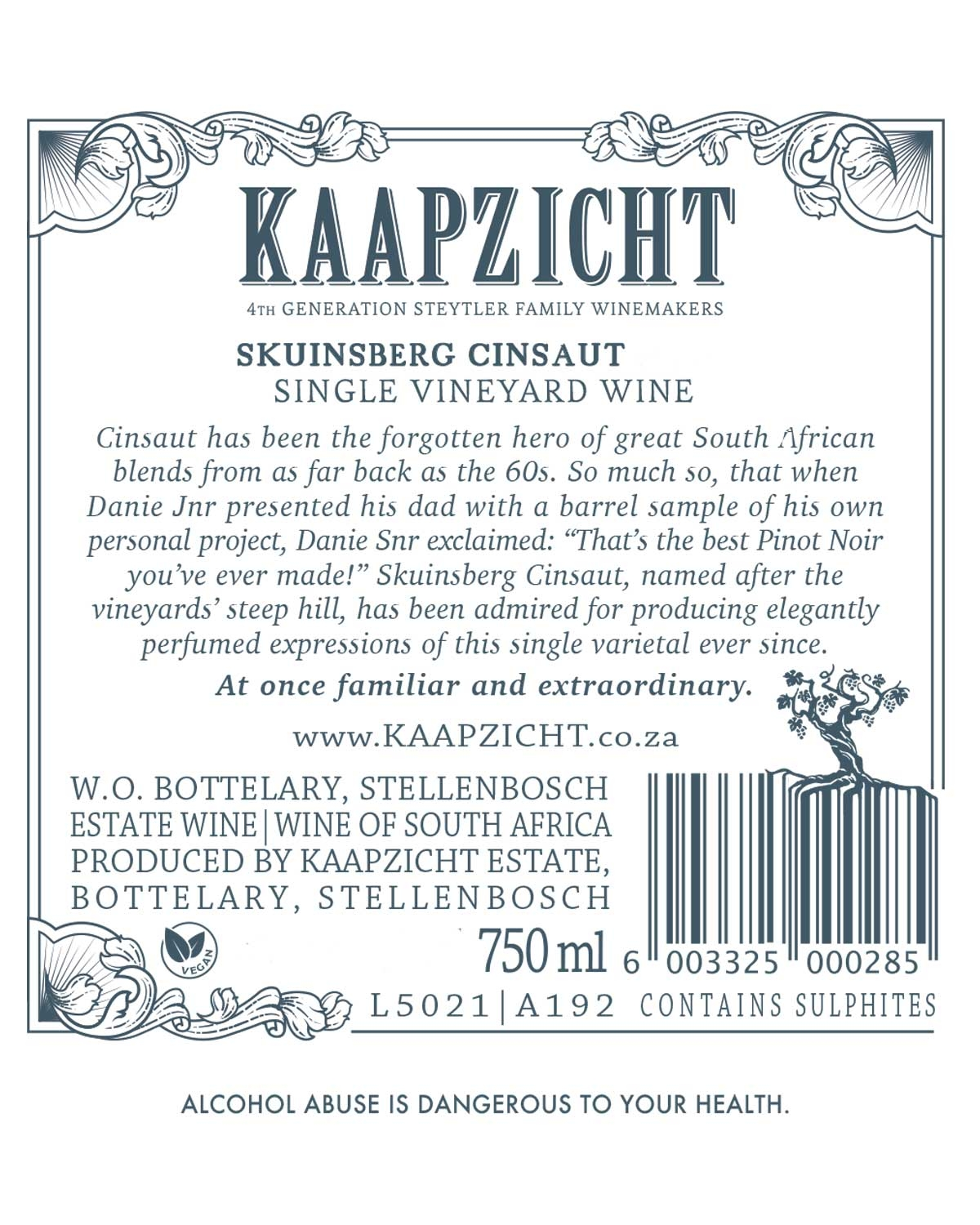 Eine Flasche Kaapzicht Skynsberg Wein mit violettem Verschluss, goldenem und schwarzem Etiketttext und einer detaillierten Illustration im Vintage-Stil auf dem Etikett.