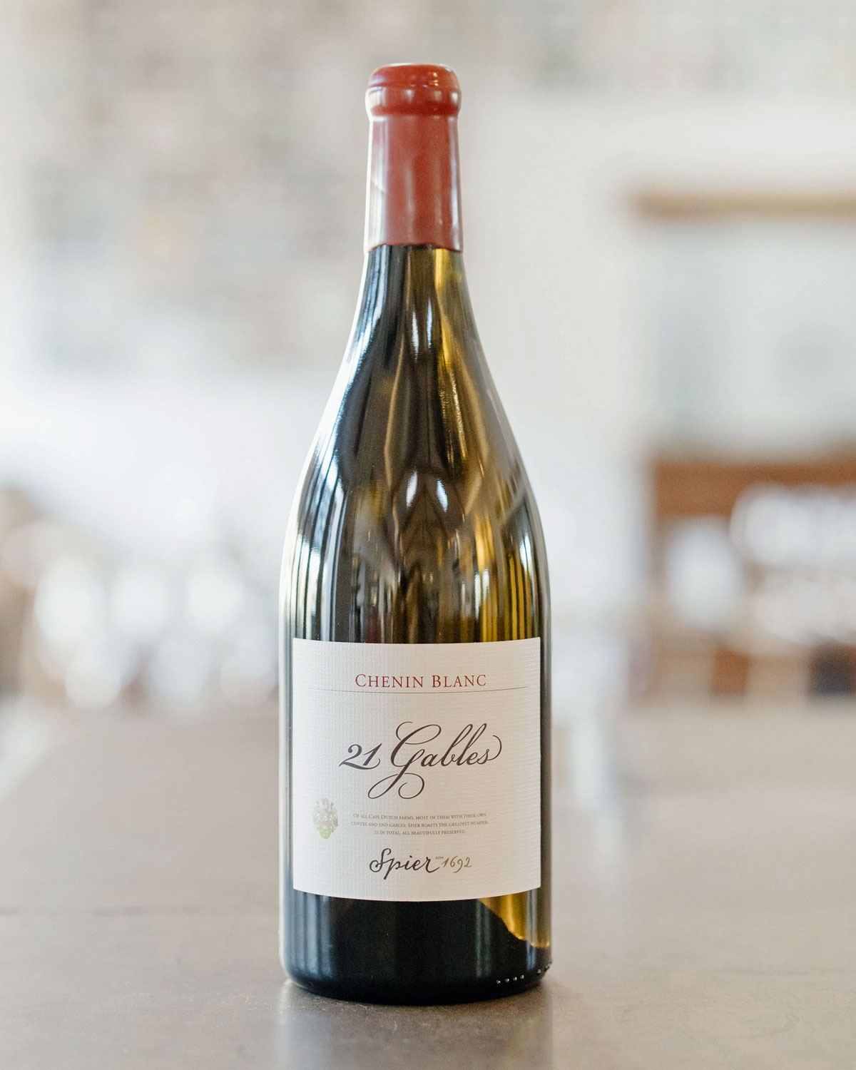 Eine Flasche Spier 21 Gables Chenin Blanc mit einem roten Wachssiegel auf dem Deckel und einem weißen Etikett mit dem Namen des Weins und Angaben zum Weingut.