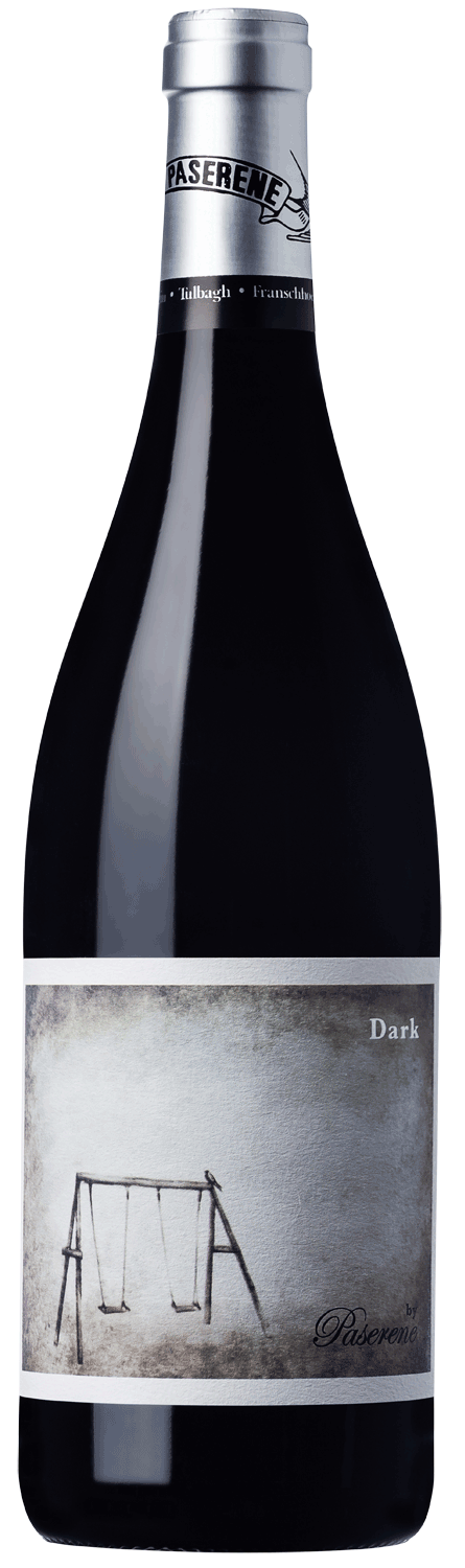 Eine dunkle Weinflasche mit einem silbernen Folienverschluss und einem Etikett, das eine Schwarz-Weiß-Abbildung einer leeren Schaukel vor einem nebligen Hintergrund zeigt. Auf dem Etikett steht "Dark" und "by Pasarene".