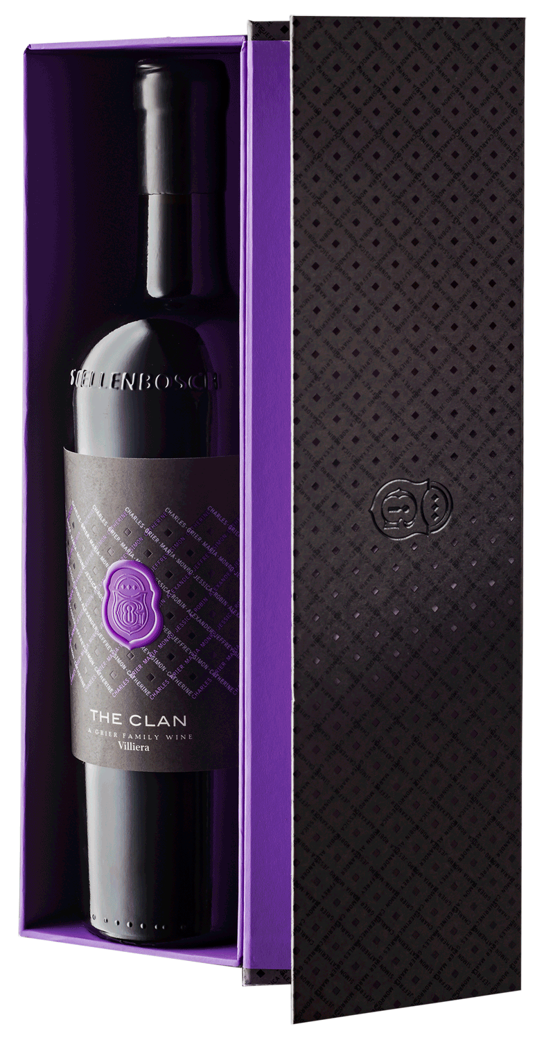 Eine dunkle Weinflasche mit der Aufschrift The Clan in einer eleganten schwarz-violetten Geschenkbox mit geometrischem Muster und geprägtem Logo, die teilweise geöffnet ist, um die Flasche zu enthüllen.