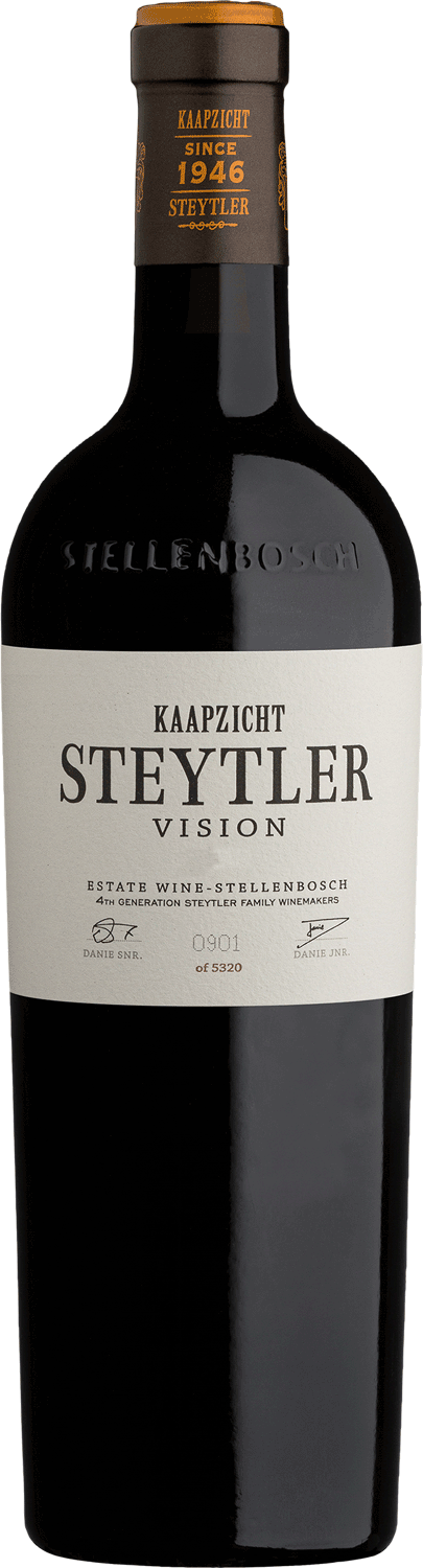 Eine Flasche Kaapzicht Steytler Vision Rotwein mit einem dunklen Glaskörper, einem cremefarbenen Etikett mit schwarzer Schrift und einem kupferfarbenen Halsetikett mit der Aufschrift Kaapzicht Since 1946 Steytler.