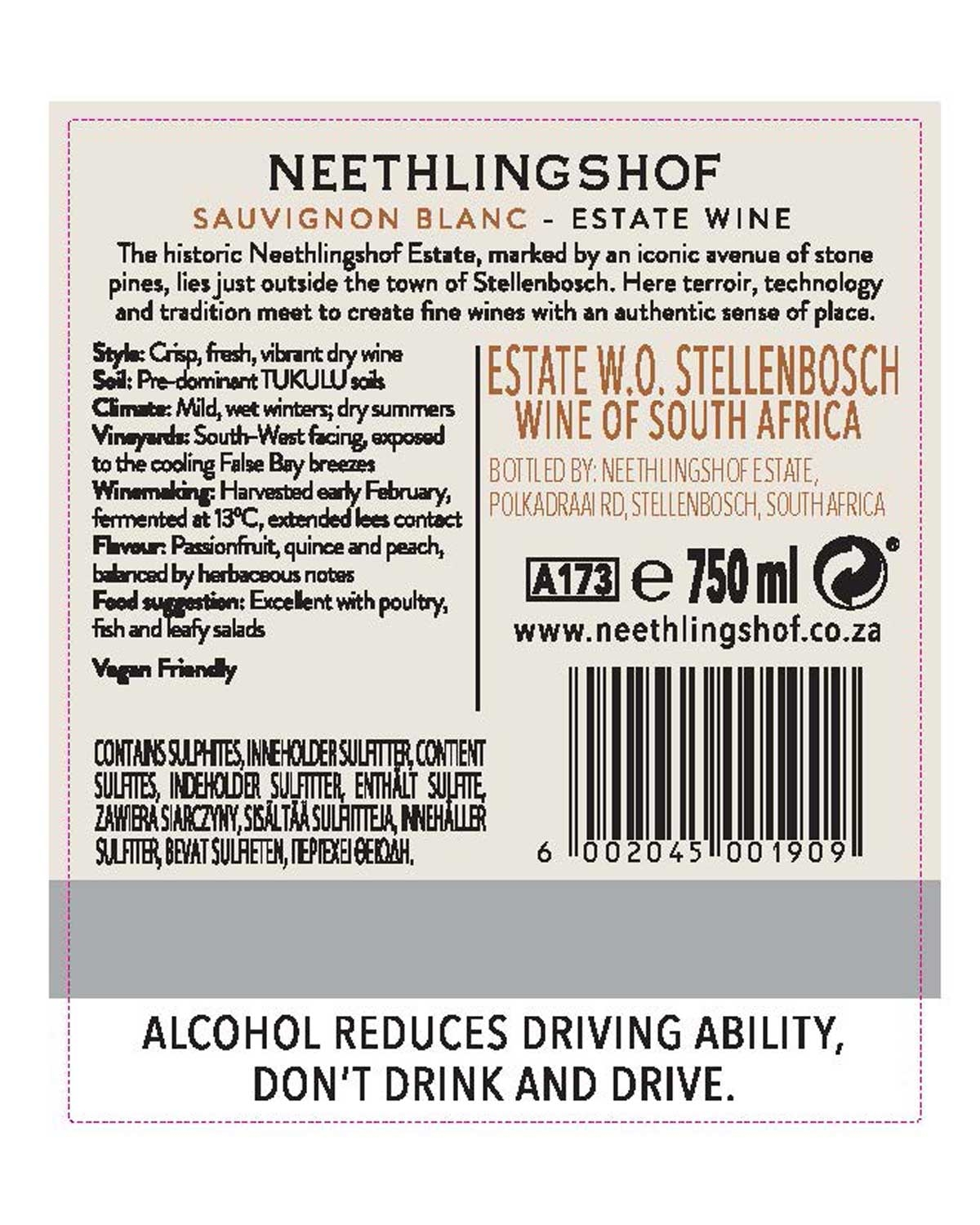 Vorderes Etikett einer Neethlingshof Estate Sauvignon Blanc Weinflasche mit Angaben zum Wein, Beschreibung, Inhalt, Symbol für Veganerfreundlichkeit, Strichcode und einem Warnhinweis: "Alkohol vermindert die Fahrtüchtigkeit, bitte nicht trinken und fahr