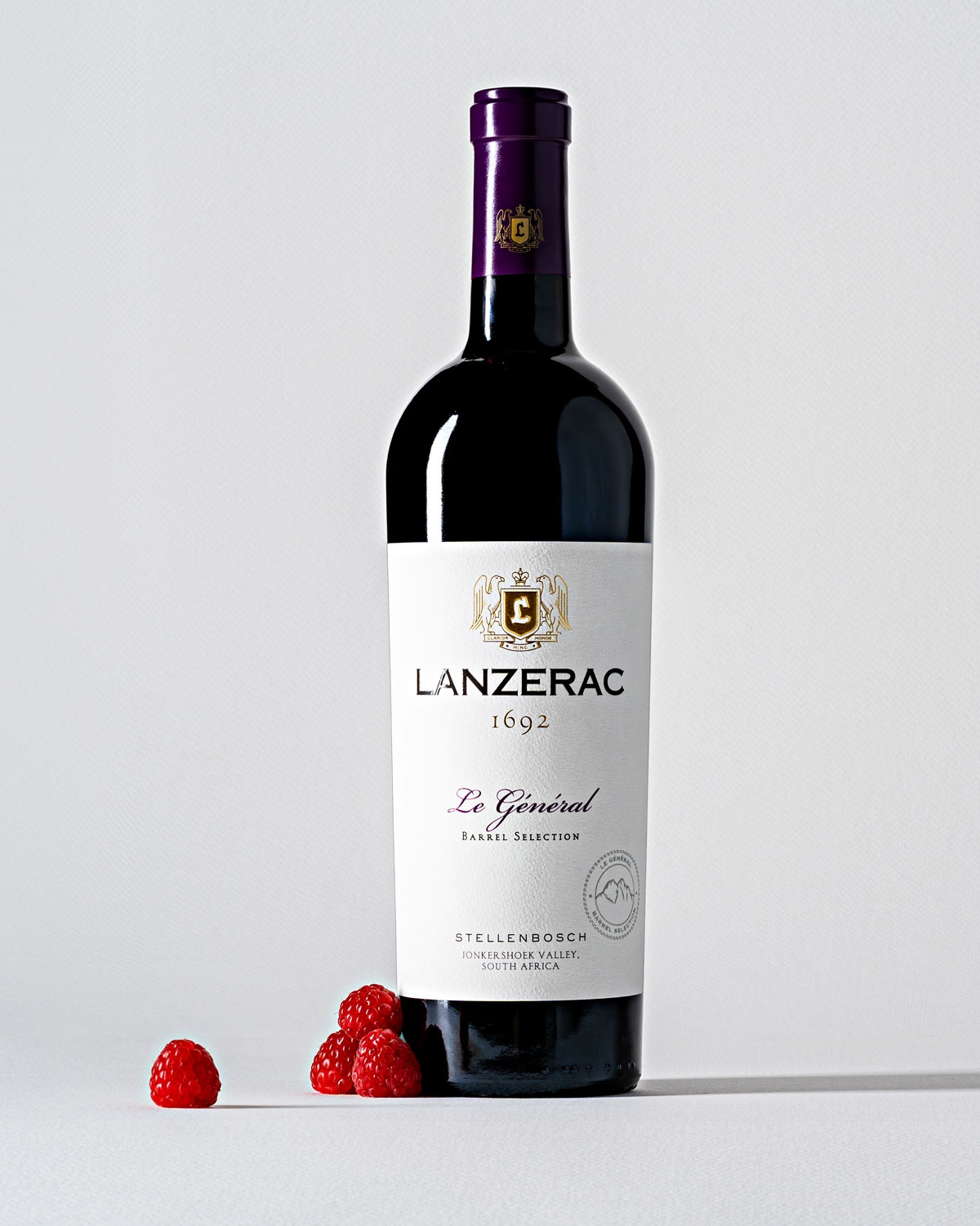 Eine Flasche Lanzerac Le Général Barrel Selection Rotwein mit einem dunklen Glas, einem goldenen und violetten Verschluss und einem weißen Etikett mit dem Markenlogo, Lanzerac 1692 und Stellenbosch, Südafrika.