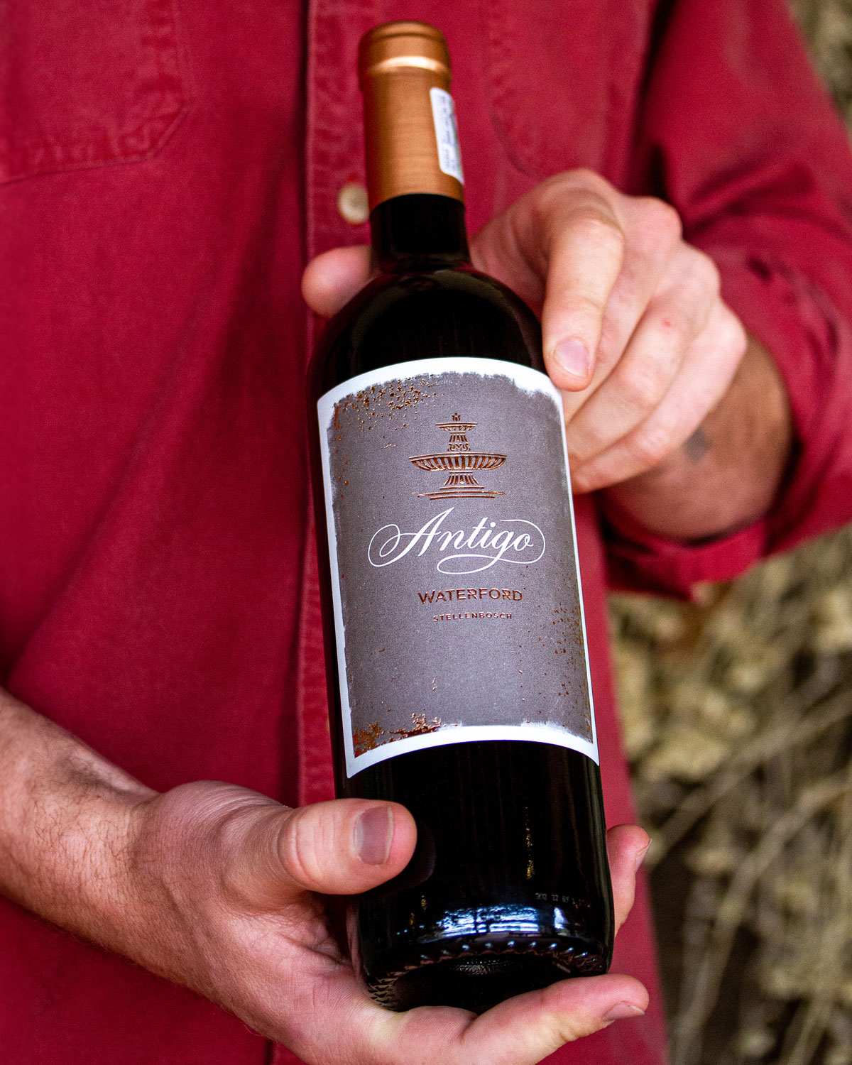 Drei Weinflaschen stehen nebeneinander: ein Tokara Private Collection-Weißwein, ein Antigo-Rotwein und ein Capreo Vintners Selection-Blush-Wein, jede mit eigenen Etiketten und Farben.