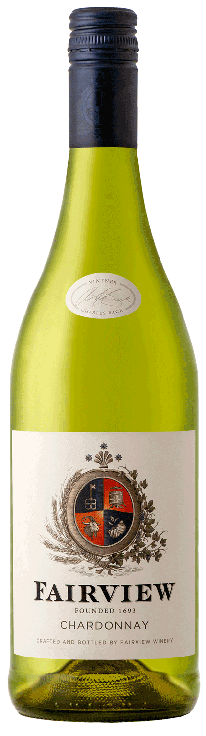 Eine Flasche Fairview Chardonnay Wein mit grünlich-gelber Farbe, mit einem detaillierten Wappen auf dem Etikett und einem Text, der angibt, dass er von Fairview Winery hergestellt und abgefüllt wurde.