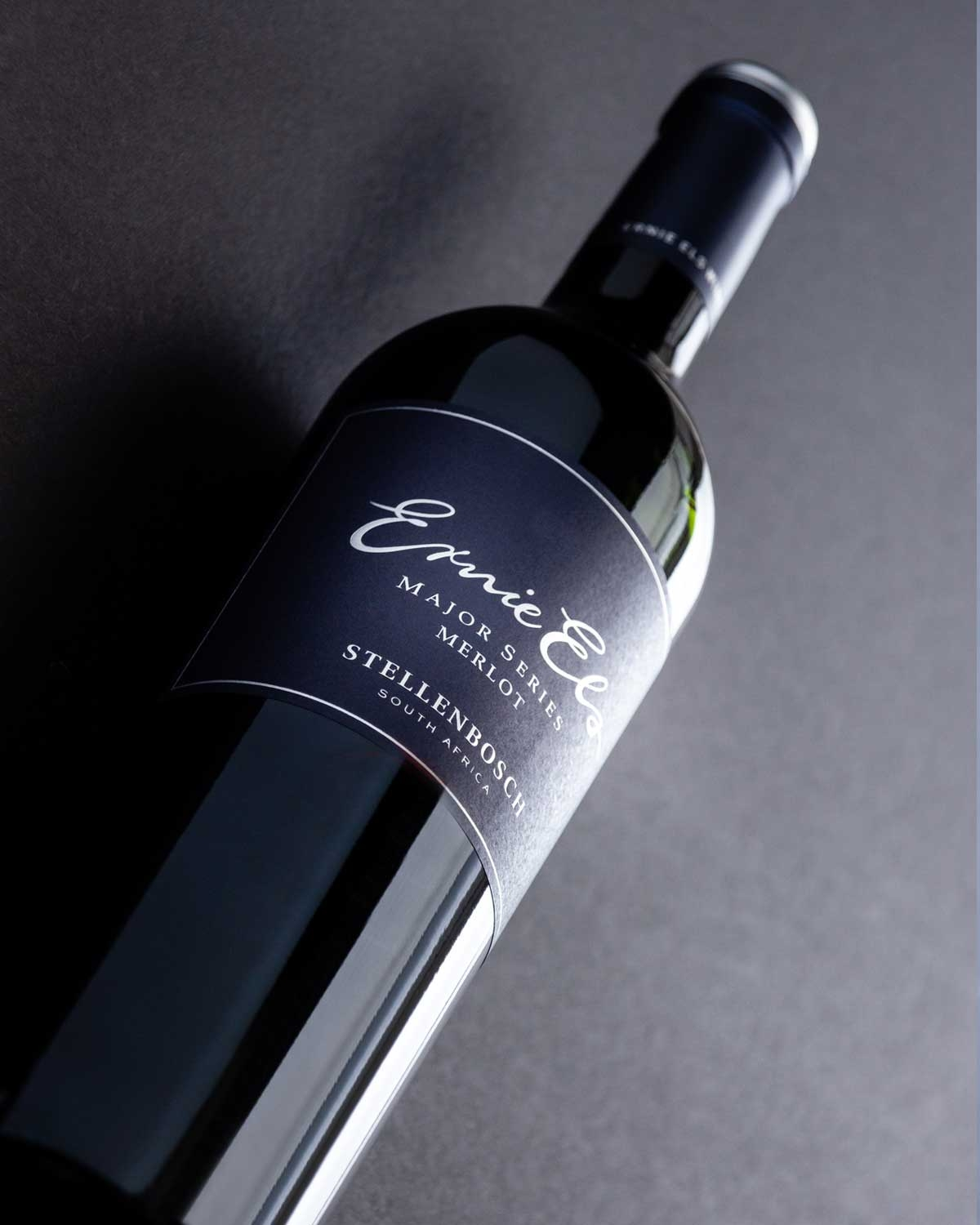 Eine Flasche Ernie Els Major Series Merlot Rotwein aus Stellenbosch, Südafrika, mit dunkelblauem Etikett und silberner Aufschrift.