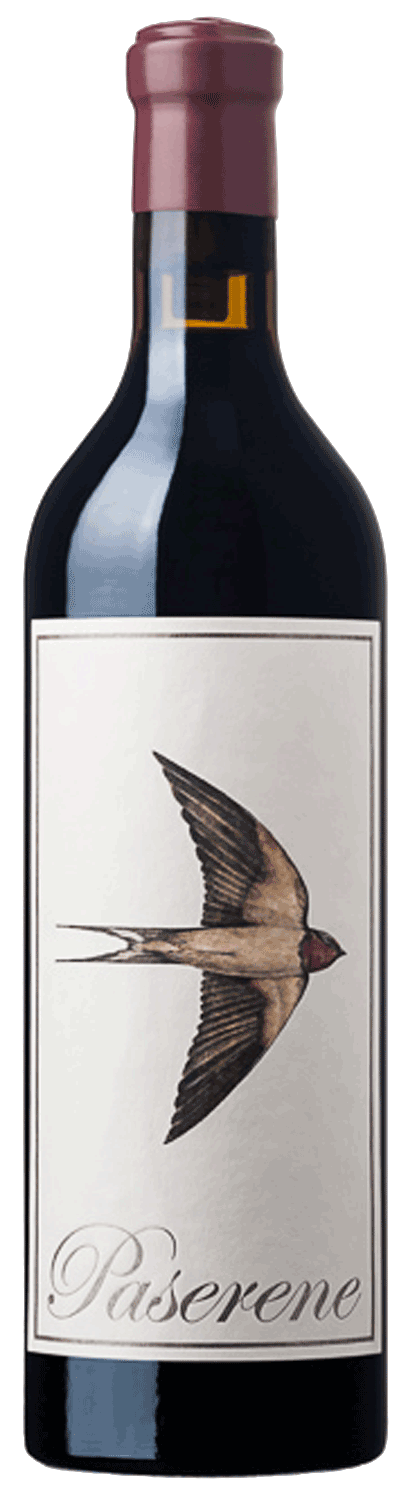 Eine dunkle Weinflasche mit einem burgunderroten Foliendeckel und einem Etikett mit der Abbildung einer fliegenden Schwalbe und dem Wort Pasarene in eleganter Schrift am unteren Rand.