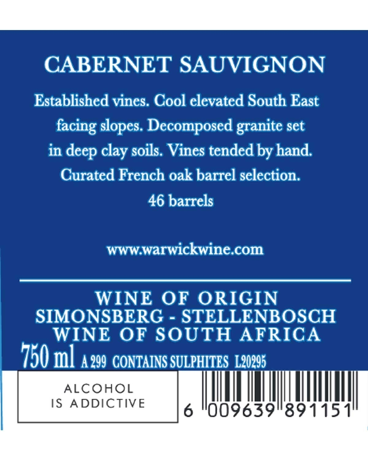 Blaues Weinetikett für Cabernet Sauvignon, das handgepflegte Rebstöcke auf erhöhten Hängen mit Granitboden beschreibt. Erwähnt die Auswahl französischer Eichenfässer, 46 Fässer und den Ursprung in Stellenbosch, Südafrika. Enthält Sulfite, 750 ml