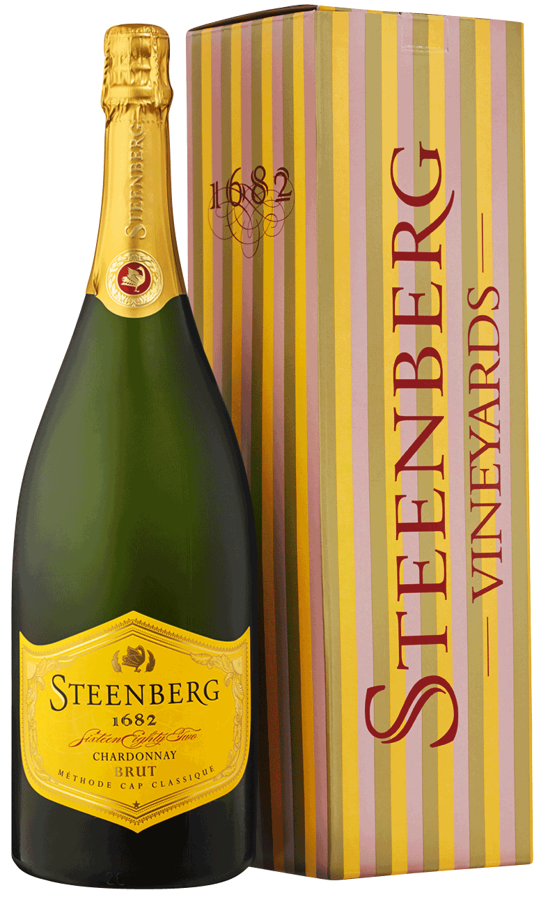 Eine Flasche Steenberg 1682 Chardonnay Brut Sekt steht neben einem passenden Geschenkkarton mit vertikalen rosa und gelben Streifen und dem Aufdruck STEENBERG VINEYARDS in großen roten Buchstaben.