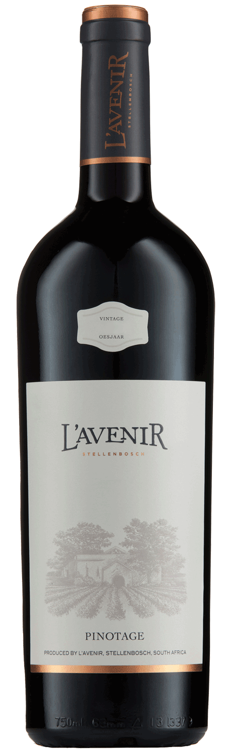 Eine Flasche LAvenir Pinotage Rotwein aus Stellenbosch, Südafrika, mit einem dunklen Glaskörper, einer kupferfarbenen Folie am Hals und einem Etikett mit Weinbergsbildern und dem Namen des Winzers.