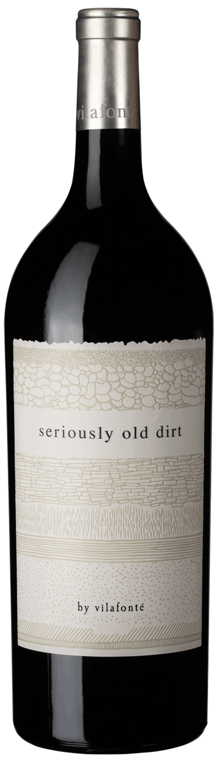Eine Flasche Rotwein mit dem Etikett "Serious Old Dirt" von vilafonté mit silbernem Verschluss und einem minimalistischen cremefarbenen und weißen Etikett mit strukturiertem Linienmuster.