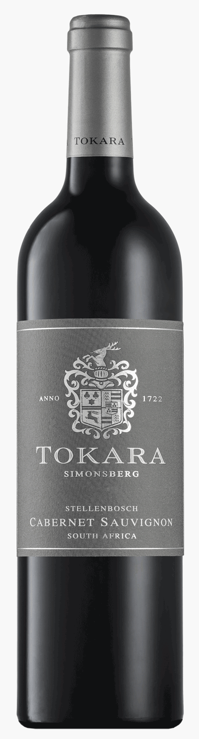 Eine Flasche Tokara Simonsberg Stellenbosch Cabernet Sauvignon steht neben einem eleganten schwarzen Geschenkkarton mit dem Tokara-Logo und -Wappen, beide vor einem schlichten weißen Hintergrund.