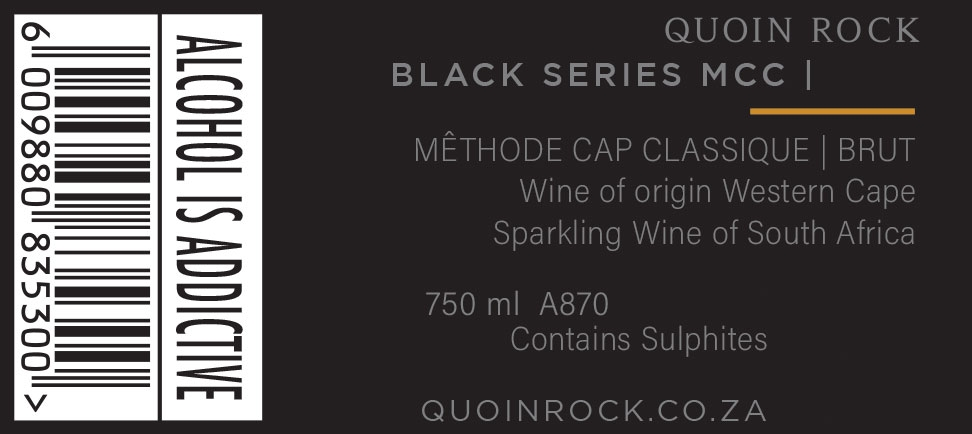 Ein Weinetikett für Quoin Rock Black Series MCC. Der Text enthält Produktangaben: Méthode Cap Classique, Brut, Herkunft Westkap, 750 ml, enthält Sulfite, mit einem Strichcode und der Warnung Alkohol macht süchtig.