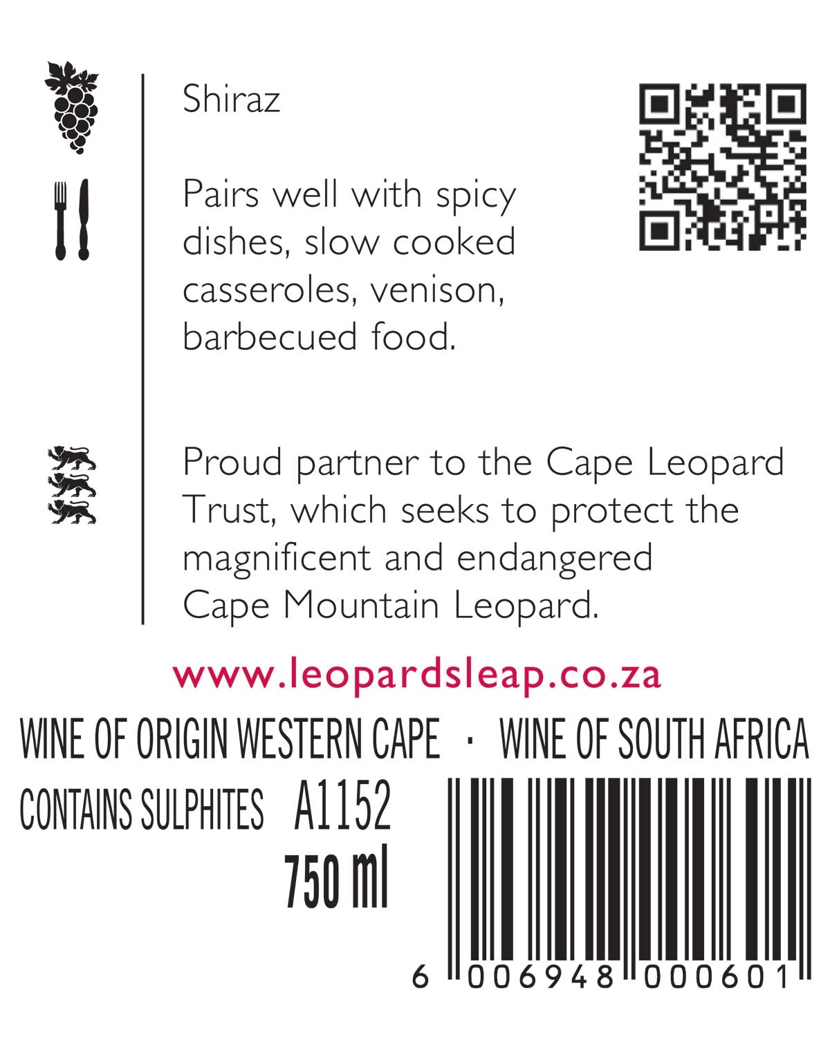 Weinetikett für Shiraz, das die Kombination von Speisen beschreibt (würzige Gerichte, langsam gekochte Aufläufe, Wildbret, Gegrilltes), die Unterstützung des Cape Leopard Trust erwähnt, mit einem QR-Code, einem Strichcode und Angaben wie 750 ml und W