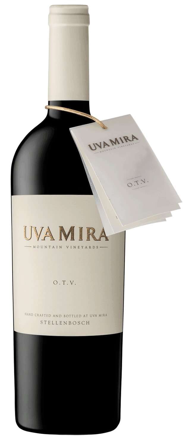 Eine Flasche Uva Mira Mountain Vineyards O.T.V. Rotwein mit einem cremefarbenen Etikett und einem um den Hals hängenden Anhänger. Auf dem Etikett steht, dass er in Stellenbosch handgefertigt und abgefüllt wurde.