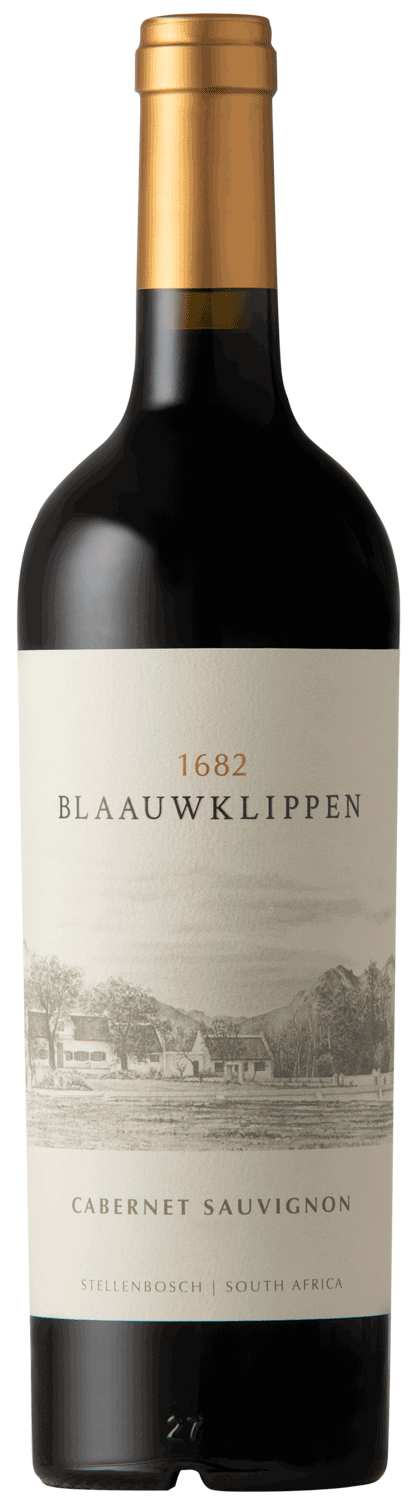 Eine Flasche Blaauwklippen 1682 Cabernet Sauvignon aus Stellenbosch, Südafrika, mit einem goldenen Verschluss und einem Etikett mit der Abbildung einer Weinbergslandschaft.
