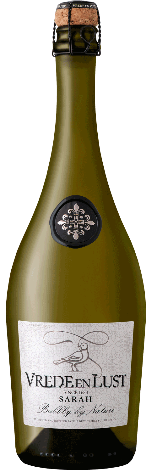 Eine Flasche Vrede en Lust Sekt mit einem in Folie eingewickelten Korken, einem schwarzen Wachssiegel und einem weißen Etikett mit der Zeichnung eines Hasen und einem eleganten Text.