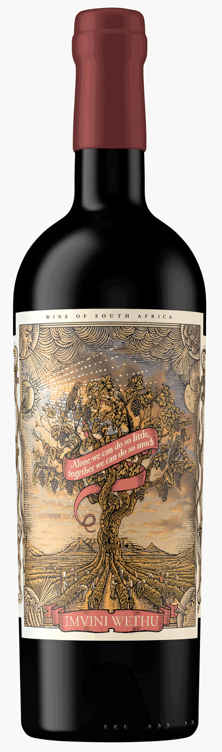 Eine Flasche Imvini Wethu Rotwein neben ihrer Schachtel, beide mit dem kunstvollen Etikett eines großen Baumes mit verschlungenen Wurzeln und Ästen. Auf dem Karton steht das Zitat: Alleine können wir so wenig tun, zusammen können wir so viel tun.