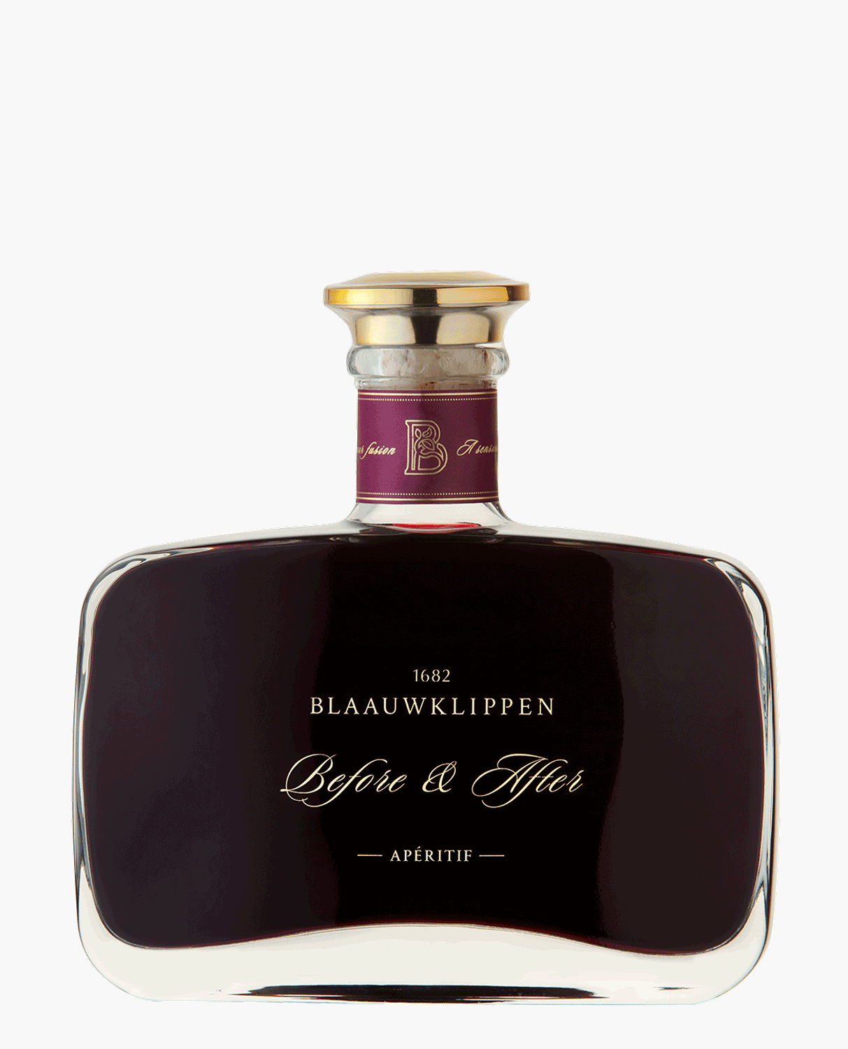 Eine rechteckige Glasflasche Blaauwklippen Before & After Apéritif mit goldenem Verschluss und lila Halsetikett, gefüllt mit einer dunklen Flüssigkeit. Das Etikett auf der Vorderseite zeigt goldenen und weißen Text auf schwarzem Hintergrund.