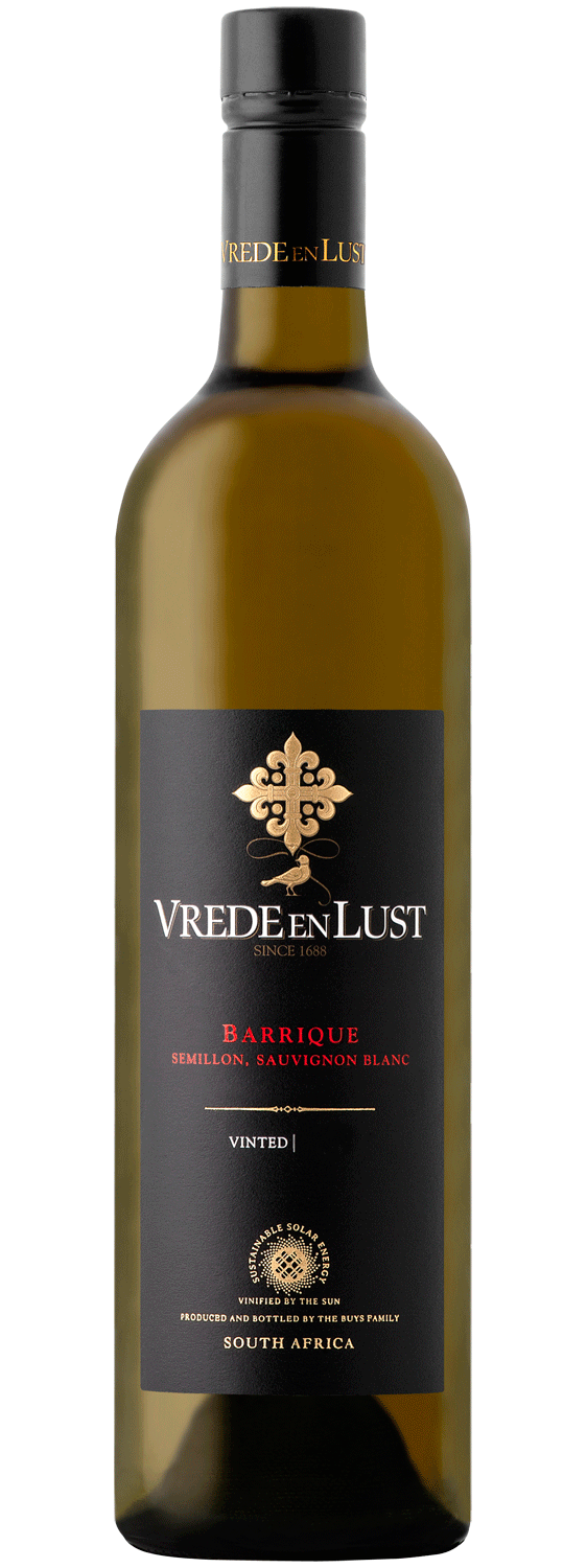 Eine Flasche Vrede en Lust Barrique-Wein mit einem schwarzen Etikett, einem goldenen Emblem und einem Text, der darauf hinweist, dass es sich um einen Semillon-Sauvignon Blanc aus Südafrika handelt.