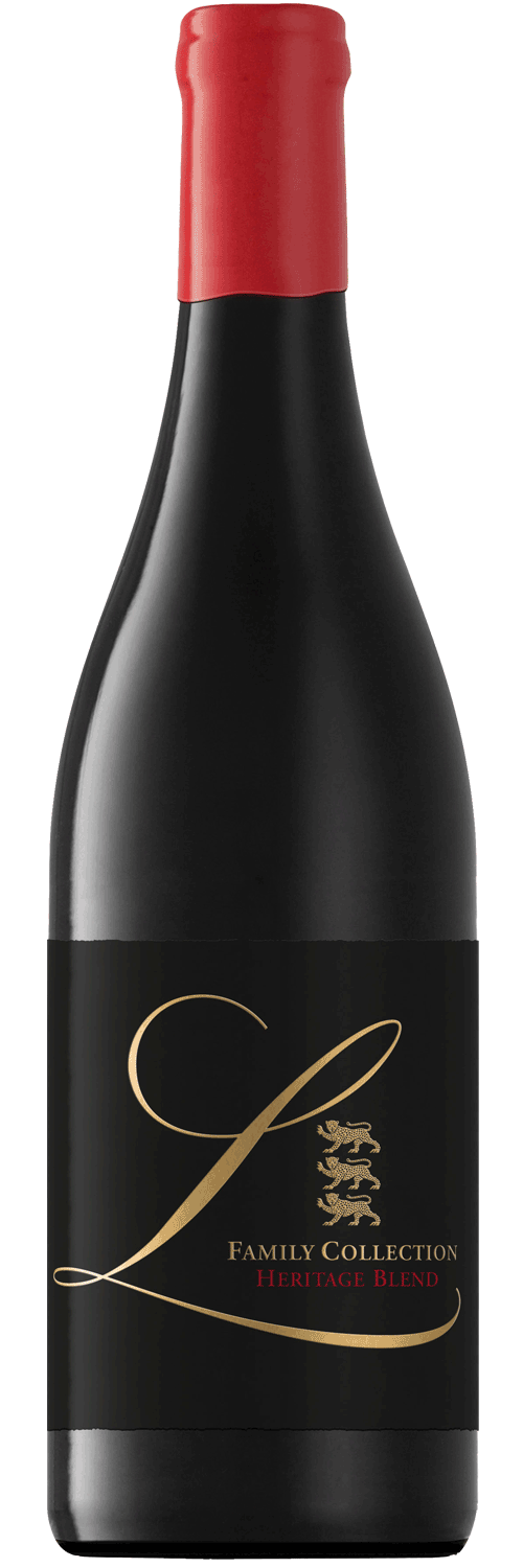 Eine dunkle Weinflasche mit rotem Foliendach und einem schwarzen Etikett mit goldener und roter Aufschrift L Family Collection Heritage Blend und einem verschnörkelten goldenen Buchstaben L mit Wappen.