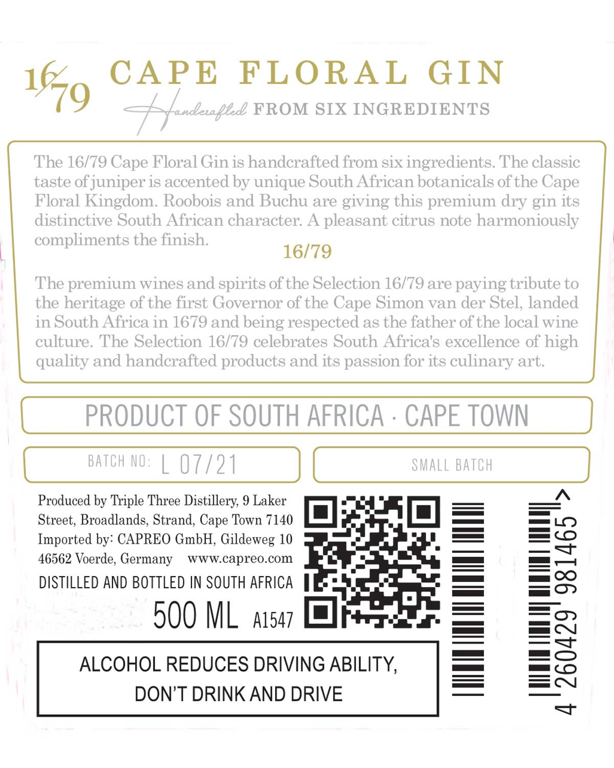 Ein Flaschenetikett für 16/79 Cape Floral Gin mit Angaben zu seiner handwerklichen südafrikanischen Herkunft, den botanischen Zutaten, Verkostungshinweisen, der Chargennummer und der Alkoholwarnung. Das Etikett zeigt goldenen und schwarzen Text auf wei