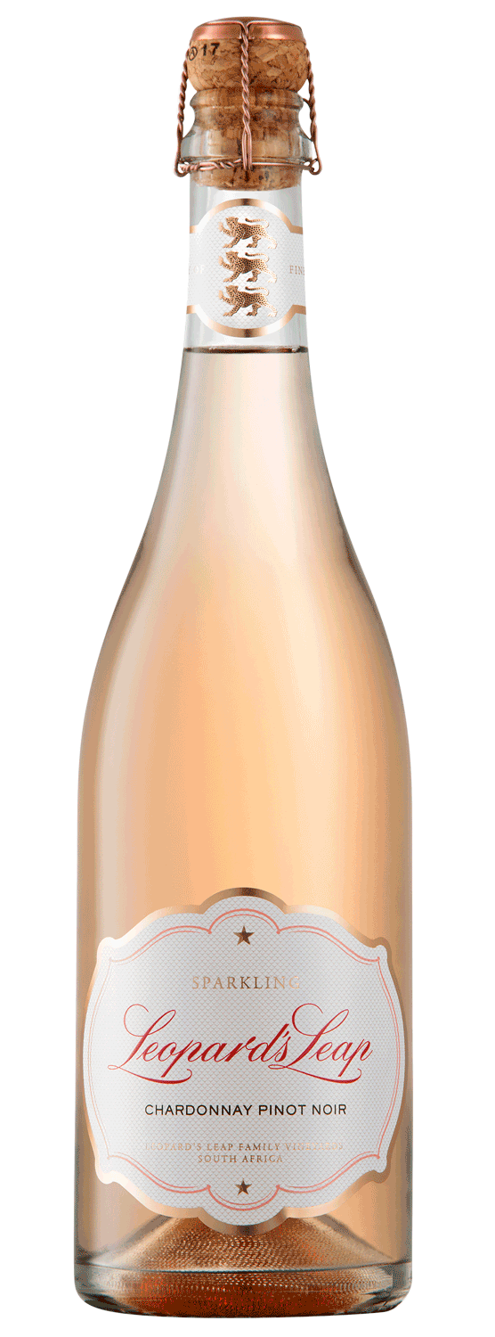 Eine Flasche Leopards Leap Sekt mit Korkverschluss und Drahtkäfig, mit einer blassrosa Flüssigkeit und einem weißen Etikett mit der Aufschrift Chardonnay Pinot Noir in eleganter Schrift.