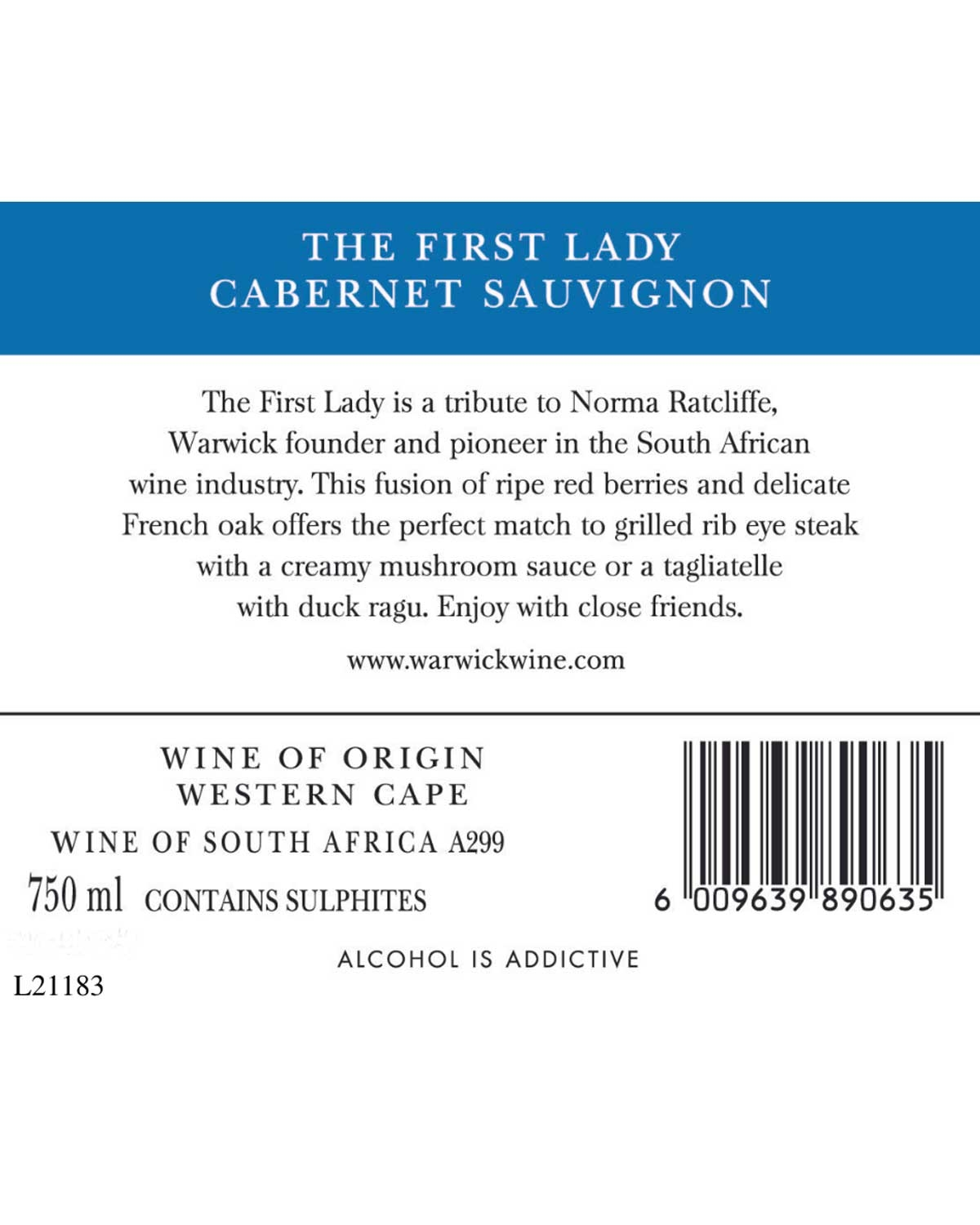 Weinflaschenetikett für The First Lady Cabernet Sauvignon. Der Text beschreibt den Wein als eine Hommage an Norma Ratcliffe und passt gut zu Rib-Eye-Steak, Pilzsauce oder Entenragout. Produktangaben und Barcode sind enthalten.