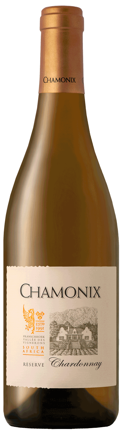 Eine Flasche Chamonix Reserve Chardonnay mit einem goldenen Folienetikett mit einem Wappen, einer Zeichnung eines Hauses mit Bergen im Hintergrund und einer hellbraunen Folienkapsel am Hals.