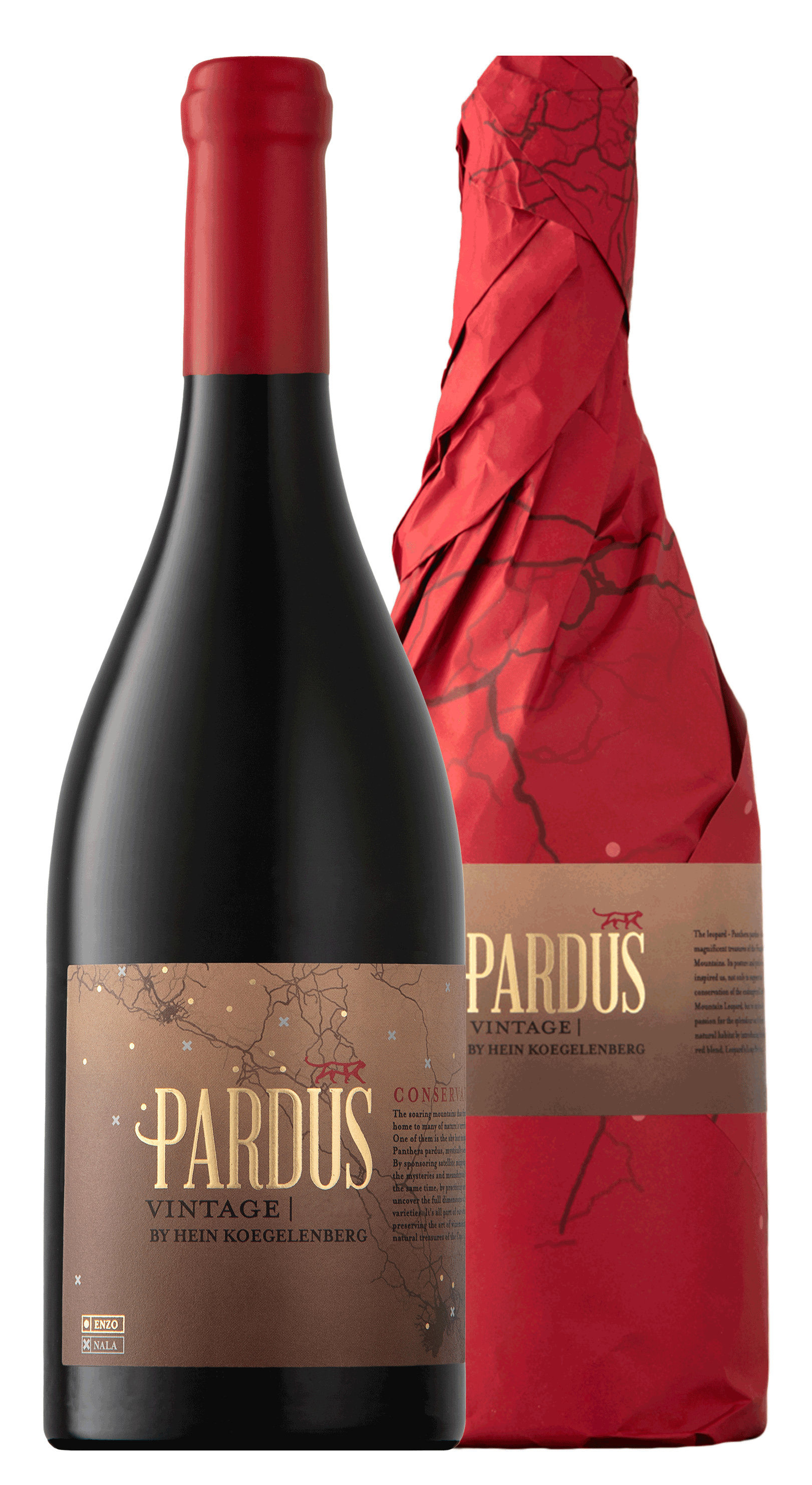 Zwei Weinflaschen Pardus Vintage von Hein Koegelenberg: eine ist unverpackt mit rotem Verschluss und braunem Etikett, die andere ist vollständig in rotes Papier eingewickelt mit einem passenden braunen Etikett in der Mitte.
