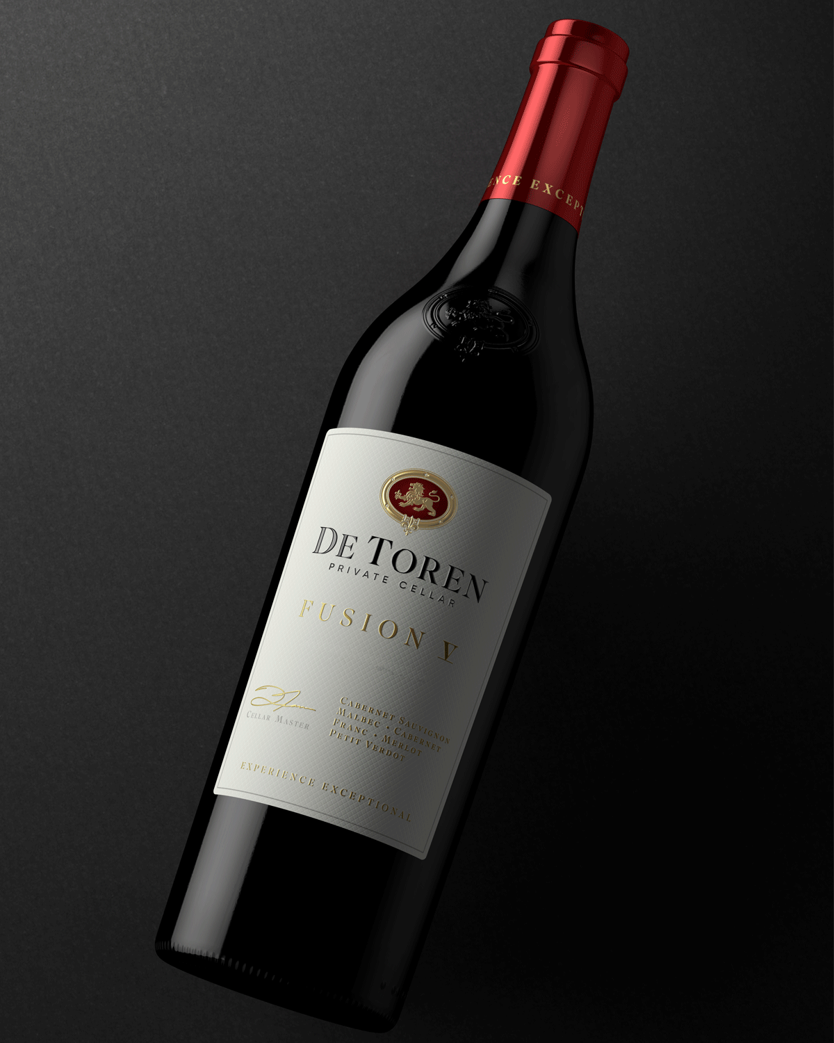 Eine Flasche De Toren Private Cellar Fusion V Rotwein, mit einem dunklen Glaskörper, einem goldenen und roten Etikett und einer roten Folienkapsel am Hals. Auf dem Etikett steht "Experience Exceptional".