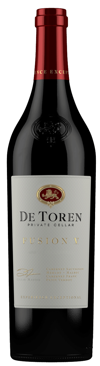 Eine Flasche De Toren Private Cellar Fusion V Rotwein, mit einem dunklen Glaskörper, einem goldenen und roten Etikett und einer roten Folienkapsel am Hals. Auf dem Etikett steht "Experience Exceptional".