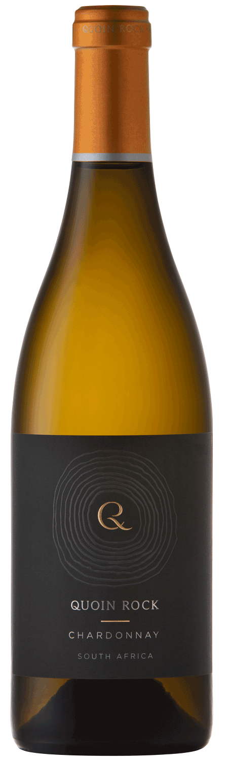 Eine Flasche Quoin Rock Chardonnay aus Südafrika mit einem goldenen Verschluss und einem schwarzen Etikett mit kreisförmigem Muster und dem Markennamen in weißer und goldener Schrift.