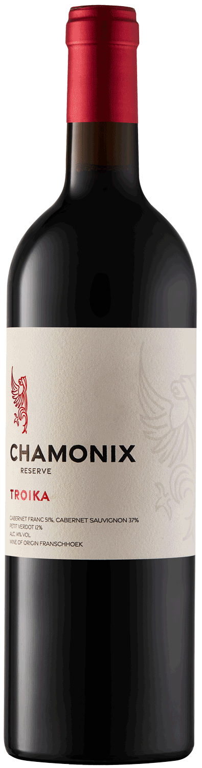 Eine Flasche Chamonix Reserve Troika Rotwein mit einem roten Verschluss und einem cremefarbenen Etikett mit einer Adlerillustration und einem Text, der die Mischung aus Cabernet Franc, Cabernet Sauvignon und Merlot angibt.