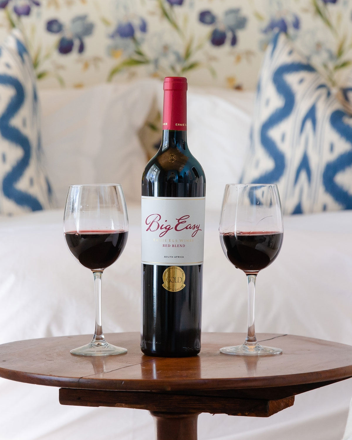 Eine Flasche Big Easy Red Blend von Ernie Els Wines mit rotem Foliendach und weißem Etikett mit goldener und roter Aufschrift, die darauf hinweist, dass es sich um einen südafrikanischen Wein handelt.