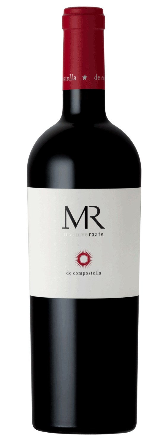 Eine Flasche Rotwein mit rotem Verschluss. Auf dem weißen Etikett steht "MR" und "De Compostella", darunter ein roter Sonnenschliff. Der Hintergrund ist einfarbig und hell gefärbt.