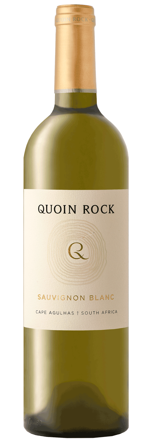 Eine Flasche Quoin Rock Sauvignon Blanc mit Goldfolienverschluss und einem cremefarbenen Etikett, auf dem das Logo, der Name des Weins und die Herkunft angegeben sind: Cape Agulhas, Südafrika.