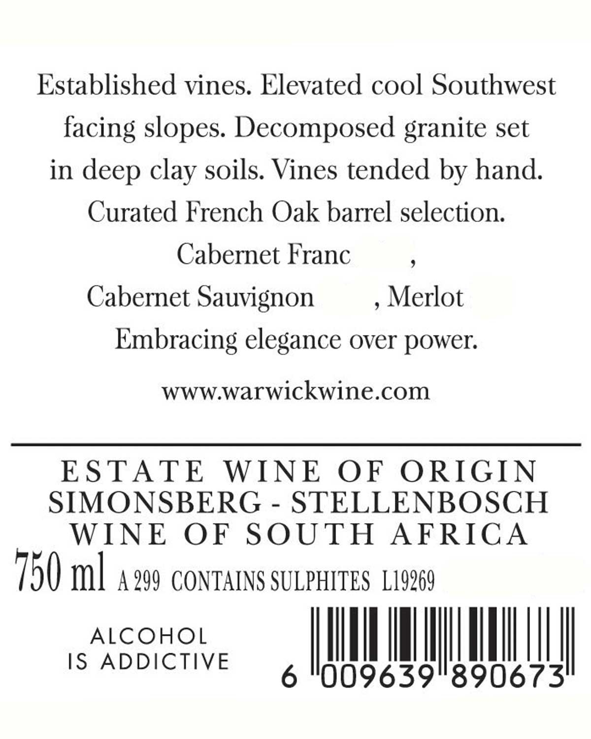 Weinflaschenetikett mit Text, der die Herkunft des Weins, die Rebsorten (Cabernet Franc, Cabernet Sauvignon, Merlot), die Weinbergsbedingungen und Warnhinweise zum Alkoholgehalt beschreibt. Enthält Website, Strichcode und Volumen (750 ml).